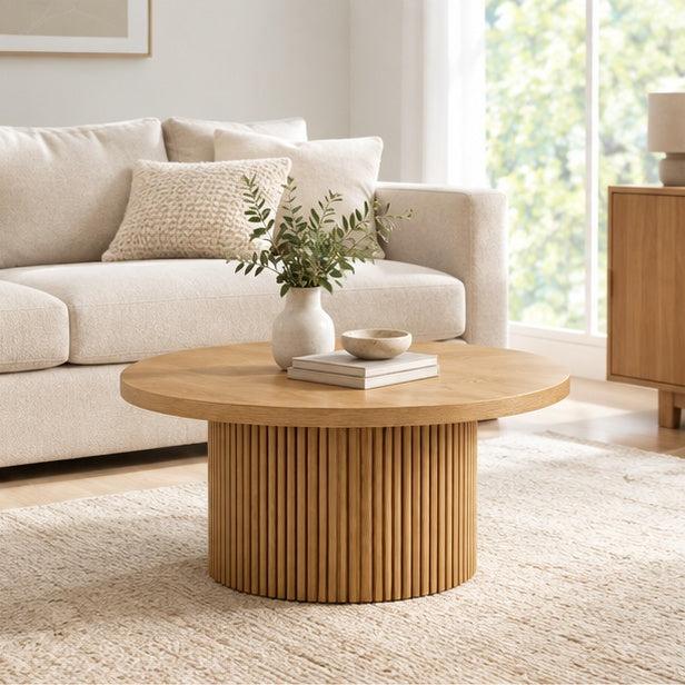 Table basse ronde effet bois naturel dans un salon lumineux