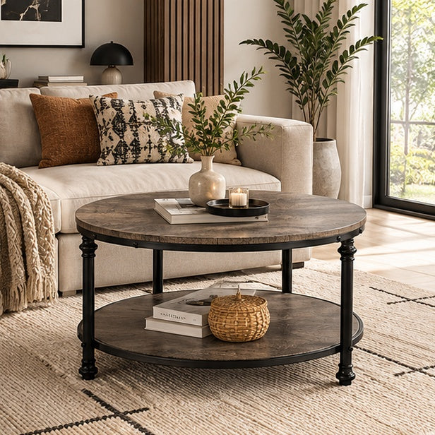 Table basse ronde rustique dans un salon au style industriel