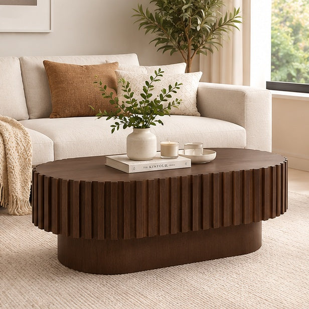 Table basse ovale effet bois noyer dans un salon