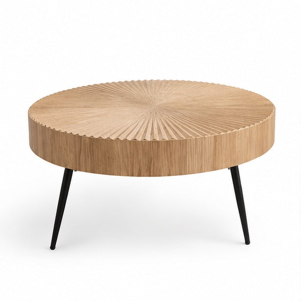 Table basse ronde sculptée effet bois sur trois pieds noirs